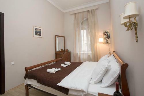 Old Fashioned 2br Apartment 5 Min To Rustaveli Ave