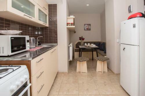 Old Fashioned 2br Apartment 5 Min To Rustaveli Ave