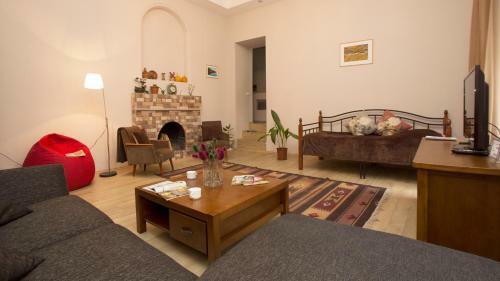 Old Fashioned 2br Apartment 5 Min To Rustaveli Ave