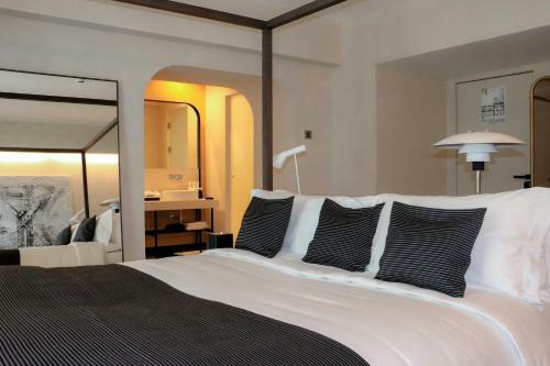 Hotel Monograph Freedom Square