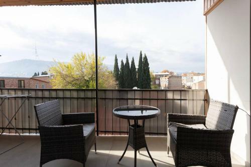 Apartamento ?bright 2br Apt. W/ Balcony In Tbilisi Center?