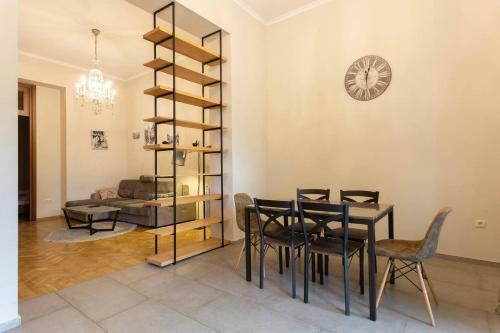 Apartamento ?bright 2br Apt. W/ Balcony In Tbilisi Center?