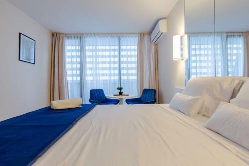 Bright Studio Apartment With Sea Views And Balcony