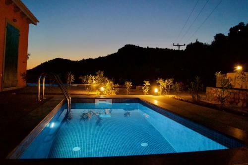 Apartamento Throisma Studios With Private Pool & Parking