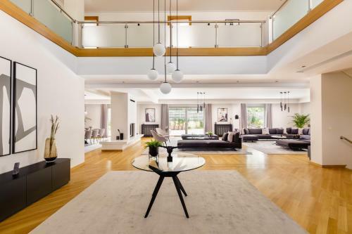 Eos Urban Villa By Upstreet