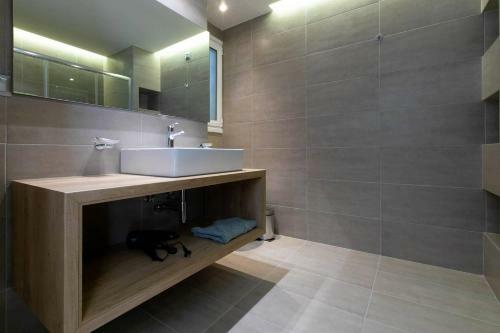 Toni's "aquaman" 4bd Apartment In Athens!
