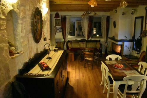 Village House Aretousa