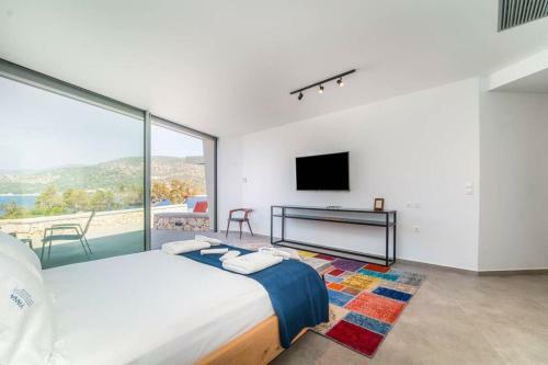 Villa Yana With Direct Sea Access, Large Pool & Heated Jacuzzi
