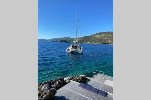 Villa Yana With Direct Sea Access, Large Pool & Heated Jacuzzi