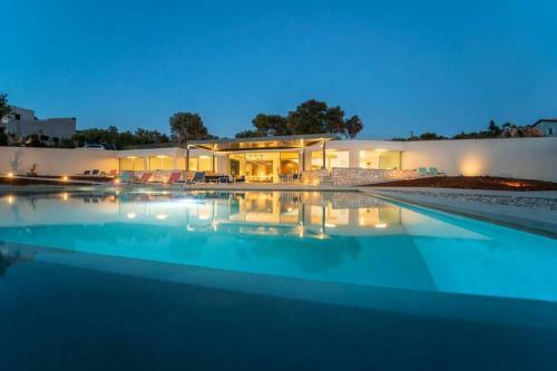 Villa Yana With Direct Sea Access, Large Pool & Heated Jacuzzi