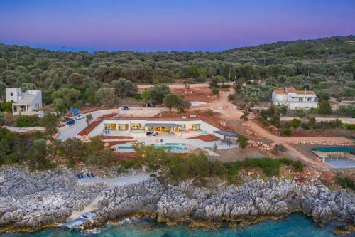 Villa Yana With Direct Sea Access, Large Pool & Heated Jacuzzi