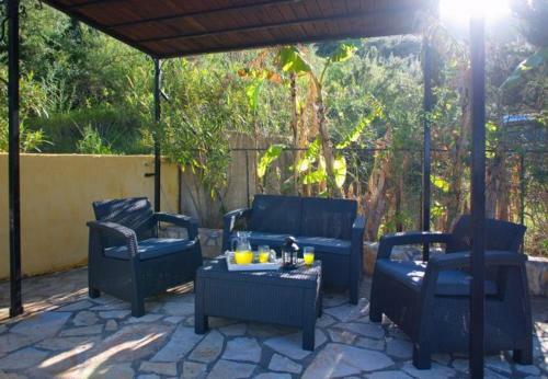 Kato Kateleios Villa Sleeps 7 With Pool And Air Con
