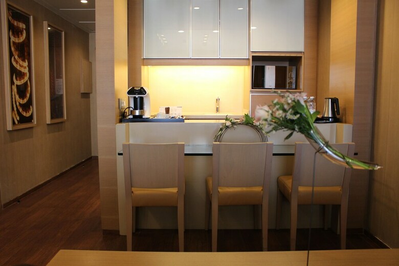 Hotel Saifi Suites