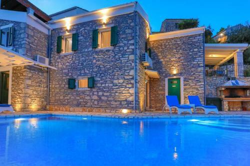 Villa Regina: Above Agni, Superb Views And Pool