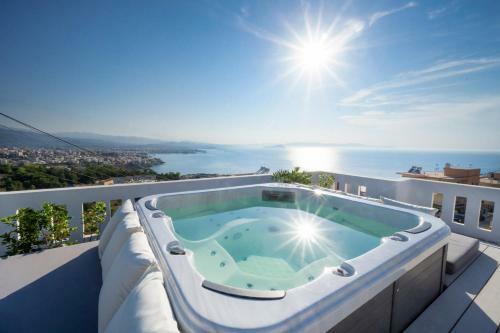 Apartment With Rooftop Hot Tub