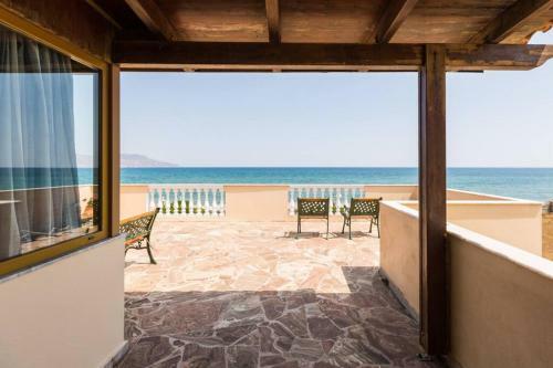 Effie Beach Front Apartment With Pool
