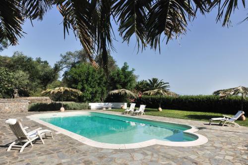 Chlomos Villa Sleeps 16 With Pool And Wifi