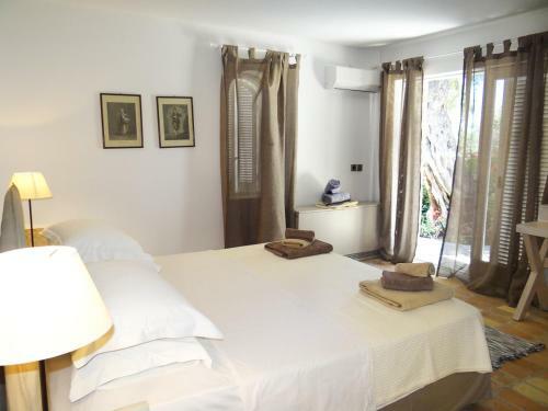 Chlomos Villa Sleeps 8 With Pool And Air Con