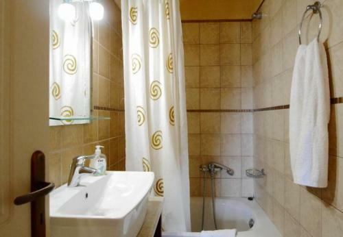 Lourdata Villa Sleeps 5 With Pool And Air Con