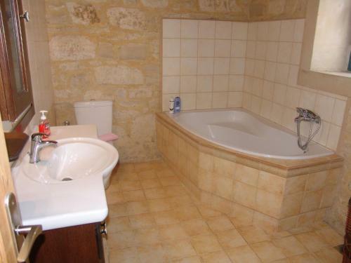 Spacious Villa In Margarites With Private Garden