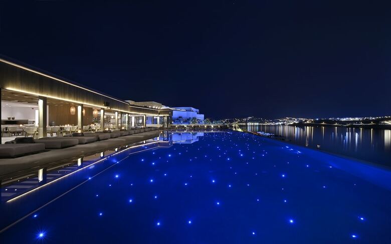Hotel Aeonic Suites And Spa
