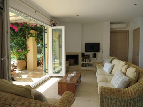 Nisaki Villa Sleeps 6 Pool Wifi