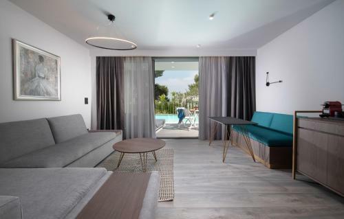 Hotel Lagomandra Luxury Suites With Private Pools