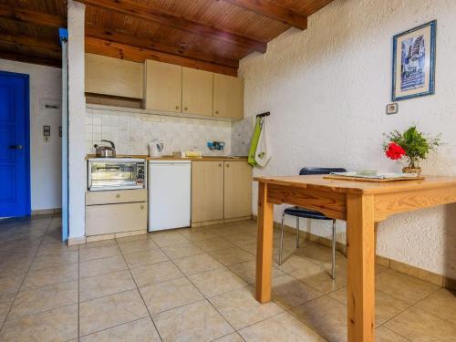 Tranquil Holiday Home In Palaiochora Near Seabeach