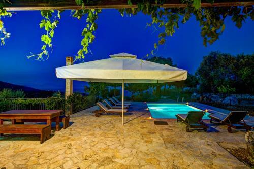 Perachori Villa Sleeps 6 Pool Air Con Wifi
