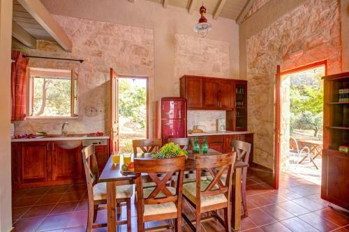 Perachori Villa Sleeps 4 Pool Air Con Wifi