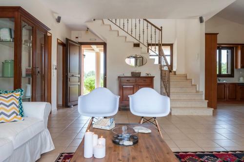 Sami Villa Sleeps 6 With Pool And Wifi