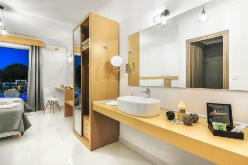 Bed & Breakfast White Canvas Boutique Studios
