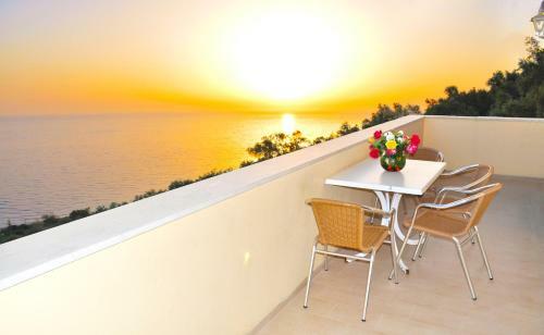 Apartments With Pool Maria On Agios Gordios Beach
