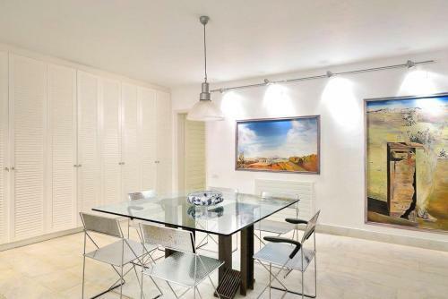 Paraga Villa Sleeps 20 With Pool And Air Con