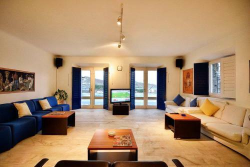Paraga Villa Sleeps 20 With Pool And Air Con