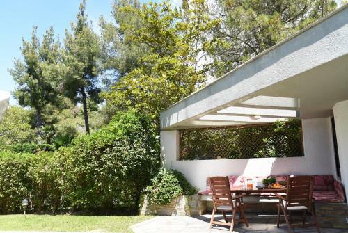 Peekaboo Shared Pool Villa