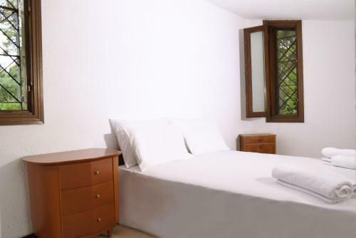 Peekaboo Shared Pool Villa