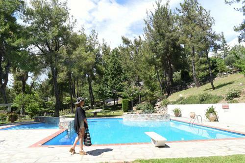 Peekaboo Shared Pool Villa