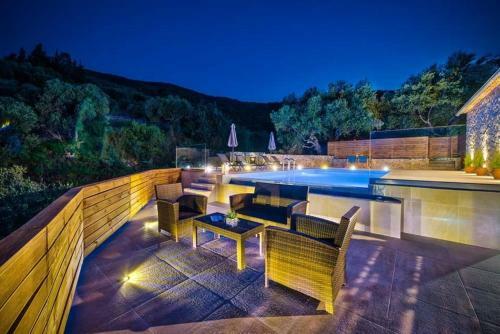 Marathias Villa Sleeps 4 Pool Air Con Wifi