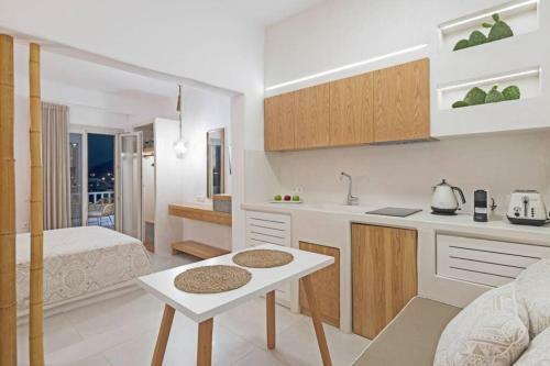 Deluxe Apartment Over The Sea