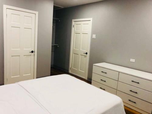Le Zo Vacations - Spacious Modern Apartment With Patio