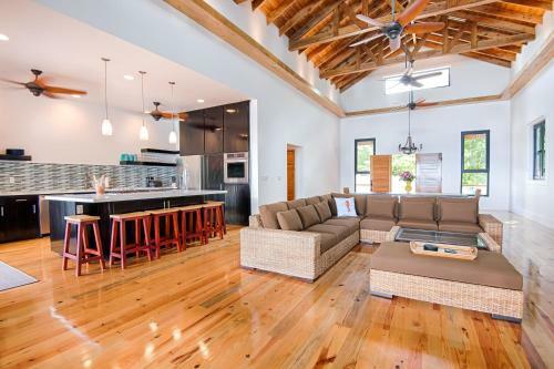 Villa Vivaro Roatan South House