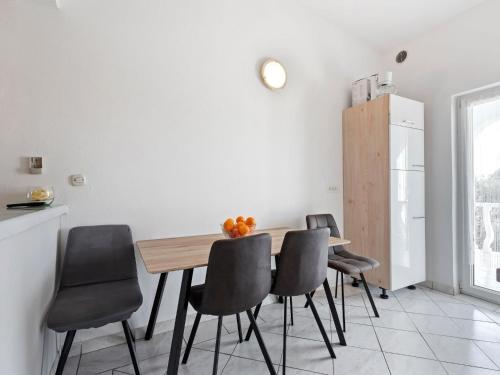 Modern Apartment In Vir With Balcony