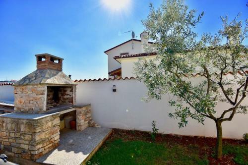 Spacious Apartment With Pool In Vodnjan