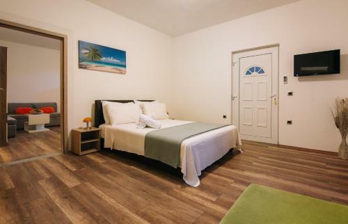 Beachfront Apartments With Private Parking Ae1183