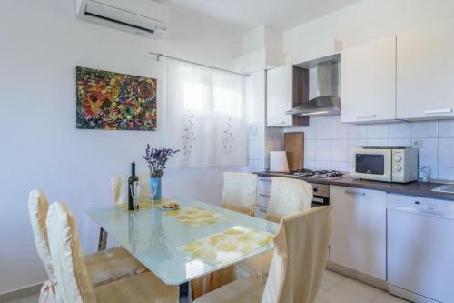 Apartments Marinka-with Backyard