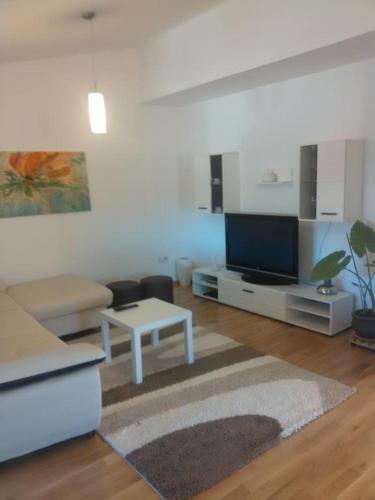 Apartments Marinka-with Backyard