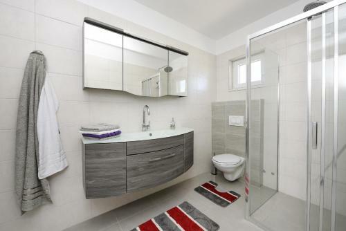 City Villa With Pool Yespeace