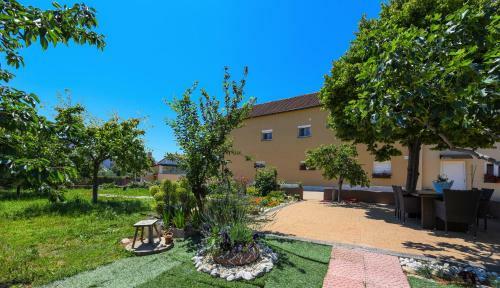 City Villa With Pool Yespeace