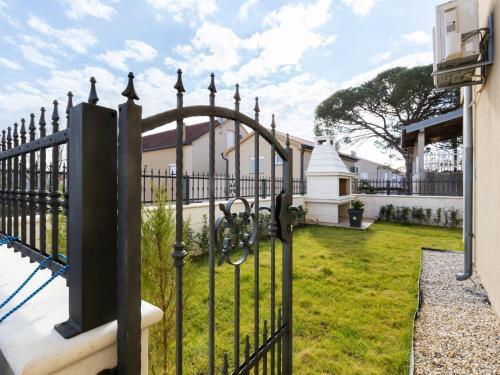 Modern Apartment In Zadar With Garden